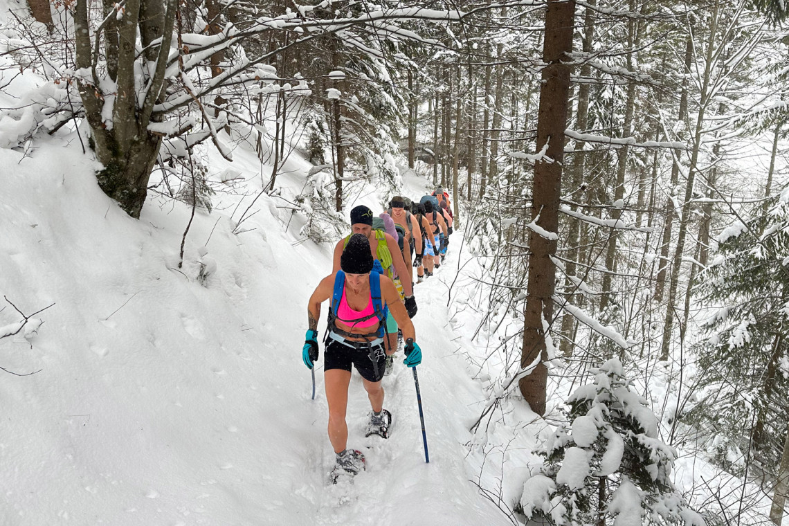 Gruppe-in-Schorts-im-wald-schnne-karlgraben-1920x108019_WE-Steiermark-